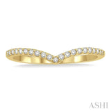 1/10 Ctw Chevron Center Round Cut Diamond Wedding Band in 14K Yellow Gold