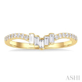 1/4 Ctw Baguette Cut Chevron Centerpiece Round Cut Diamond Wedding Band in 14K Yellow Gold